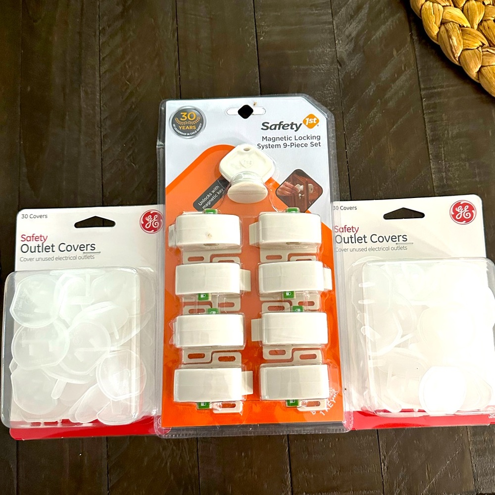 🆕 NWT outlet covers and magnetic locking system